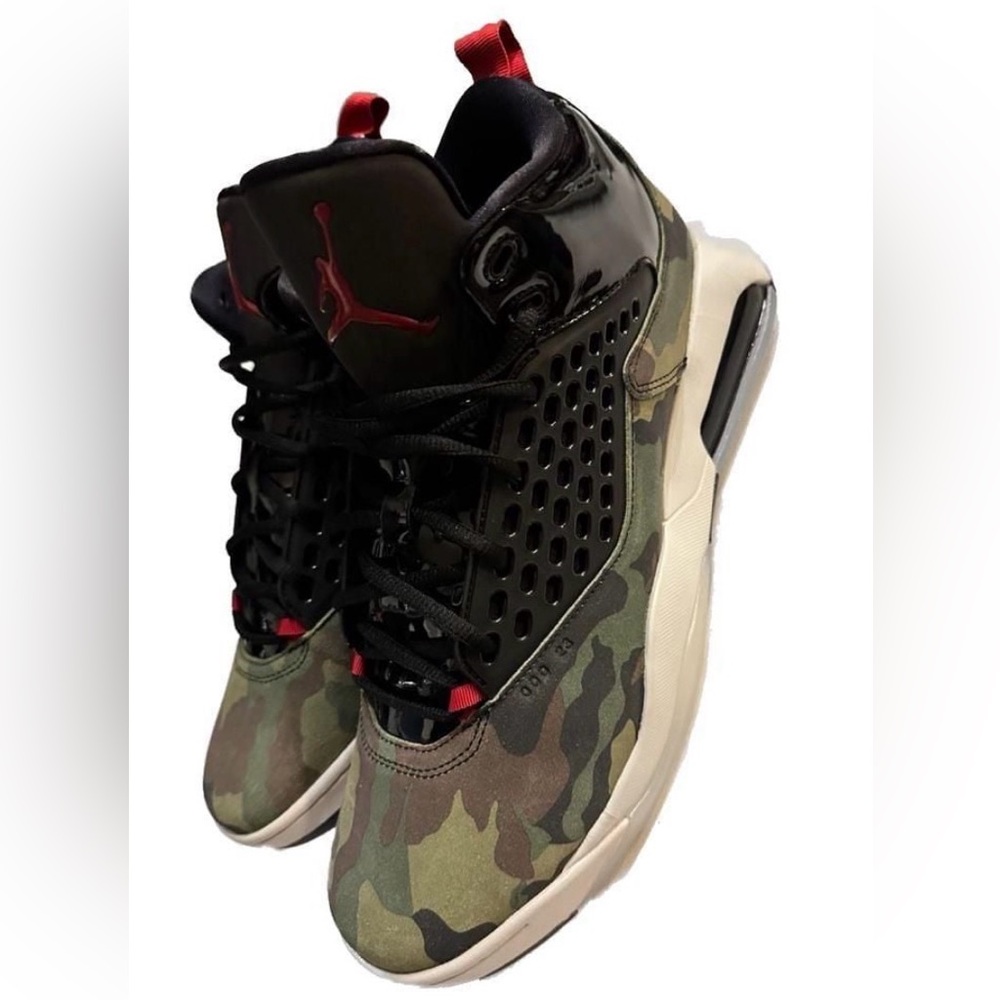 NWOT Jordan Maxin 200 Medium Olive Black Camo CD6107-200